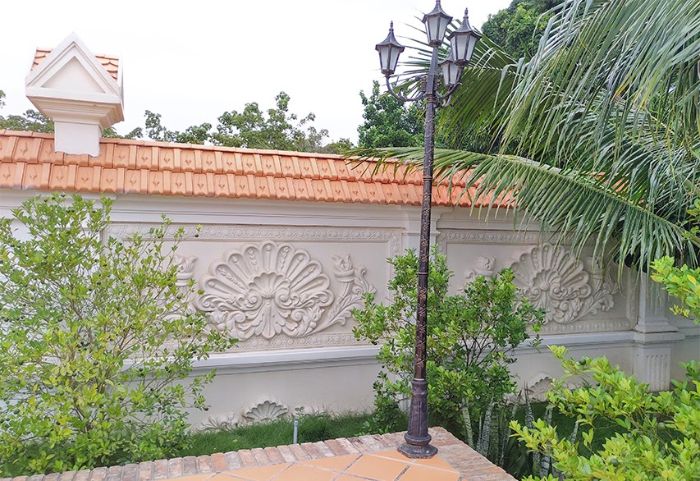 Những bức phù điêu thạch cao dọc theo hàng rào ngôi nhà